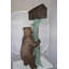 Ours à côté d'un arbre avec statue en bronze de boîte aux lettres - Taille: L 19 po x l 20 po x H 50 po