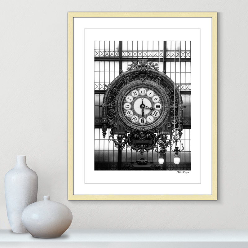 Horloge dorée du musée - impression de Paris par Mike Ragan, Papier avec cadre unique doré, Blanc / Blanc