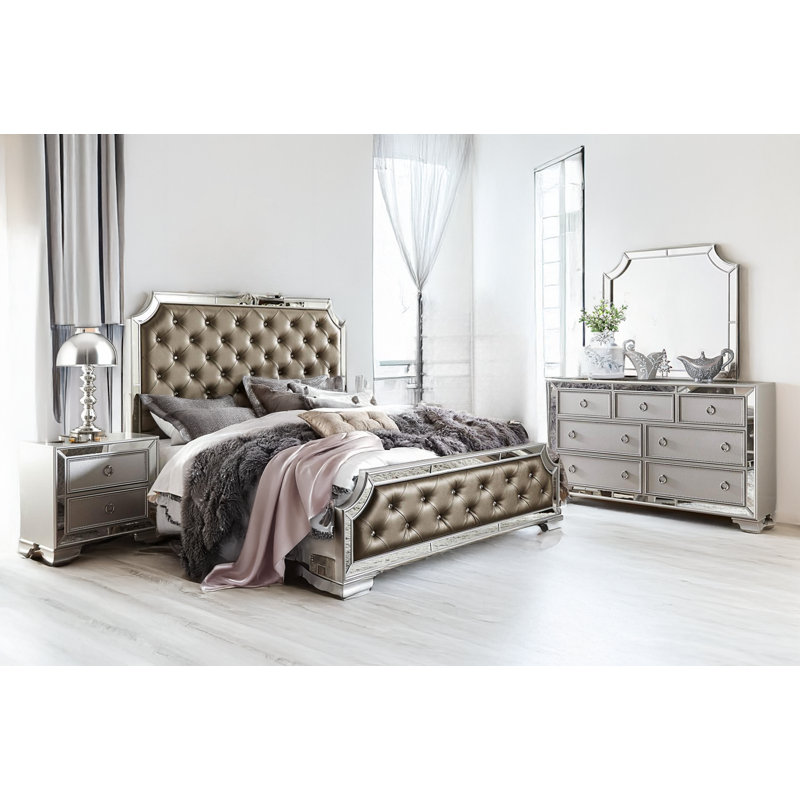 Nicholas Silver Upholstered Tufted Panel Bedroom Set, Très grand