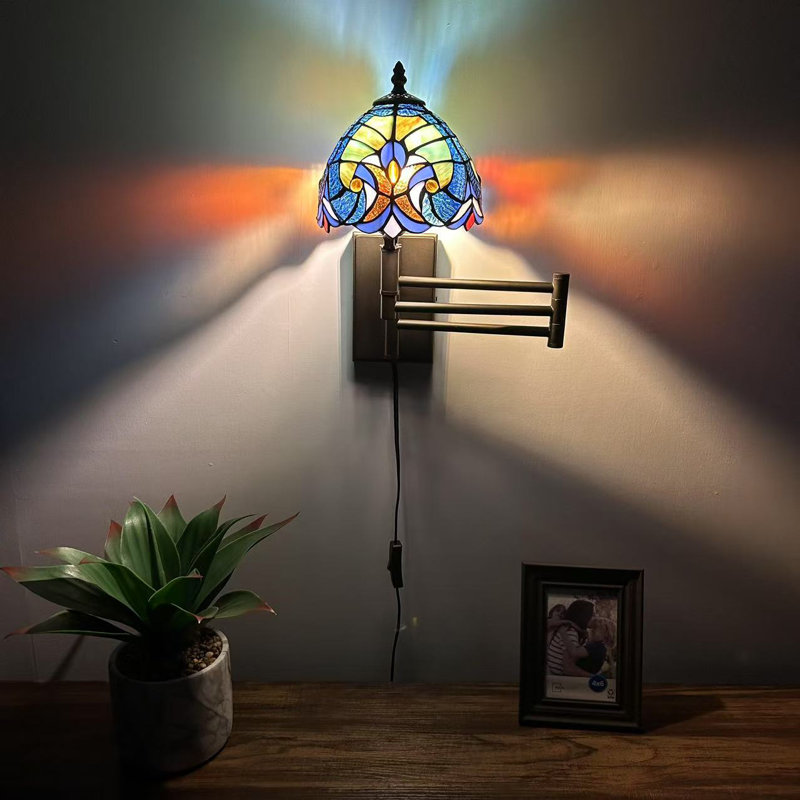 Lampe Tiffany avec bras articulé en verre teinté et ampoule DEL incluse l 13 po x P 8 po x H 15 po, Bleu/jaune