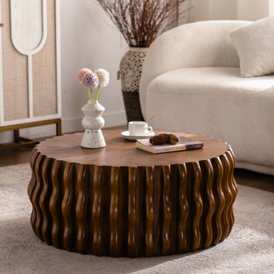 Table basse ronde moderne avec bords courbés et piédestal, idéale pour le salon, appartement - bois naturel, conception à engrenages rainurés, chambre à coucher polyvalente, bureau, pièce en bois massif, facile à entretenir