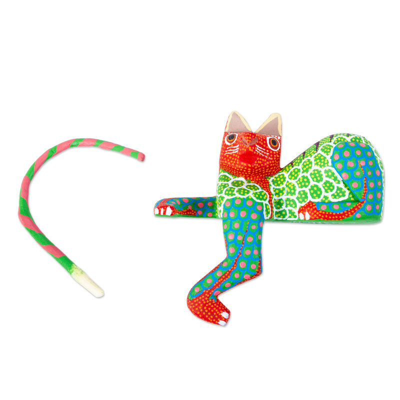 Figurine Bungalow Rose faite à la main en bois vert Alebrije