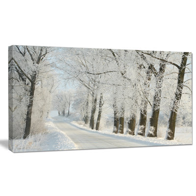 Winter Winter Road parmi les arbres givrés, impression sur toile tendue
