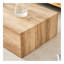 Rehaussez votre espace de vie avec cette table basse moderne en panneau de fibres à densité moyenne qui présente des motifs de texture de couleur bois clair et doux. Il est caractérisé par un design élégant.