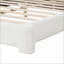 Structure de lit plateforme en bois de bouleau de très grande taille, sans sommier tapissier, revêtement blanc bouclé pour la chambre principale
