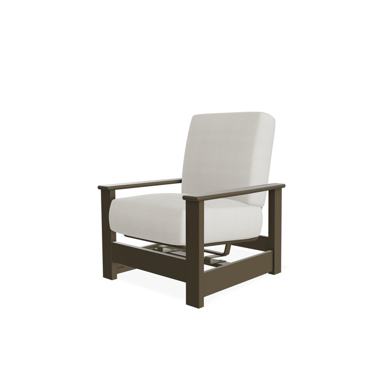 Chaise avec accoudoirs à coussin profond en polymère de qualité marine Leeward, Beachwood, Chamois