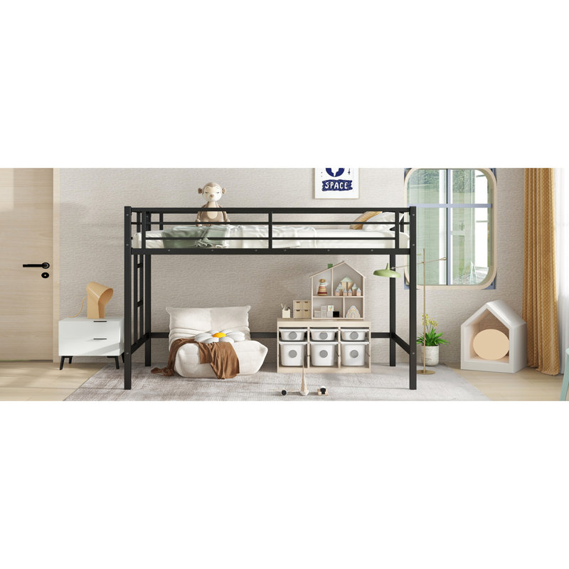 Lit mezzanine simple en métal noir avec garde-corps, un pour l'escalade rapide et des passe-temps de rangement faciles un espace adéquat