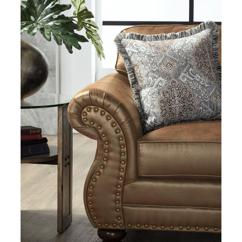 Le canapé en similicuir Leinster avec têtes de clou bronze antique, un ajout élégant et confortable à votre espace de vie