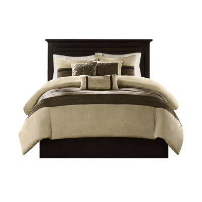 Édredon en faux suède 7 pièces pour très grand lit Décoration de chambre à coucher transitionnelle. Doux et serein. Comprend un édredon, des taies décoratives, des coussins décoratifs et une jupe de lit. Remplir. Lavable à la machine pour un entretien facile Naturel