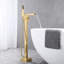 Robinet de salle de bain élégant à poser sur pied - Robinet de baignoire cascade en or brossé avec douchette et fonctionnement fluide. Bec fixe et douchette fiable pour une utilisation quotidienne.