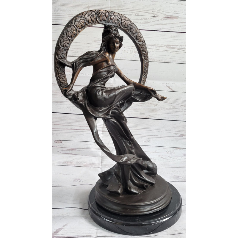 Sculpture Waights, fille assise sur la lune