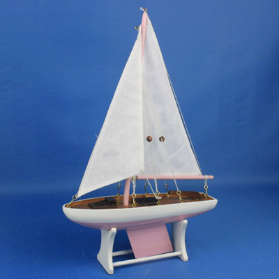 Bateau à voile flottant en bois