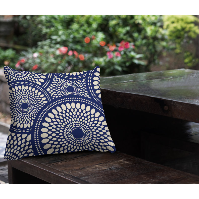 Coussin intérieur / extérieur Penn Tribal Abstract, Bleu marine, L 19 po x H 19 po