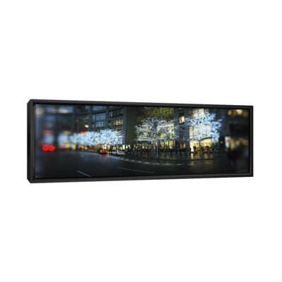 Bâtiments illuminés au bord de la route, Columbus Circle, New York City, New York State, USA par Panoramic Images - Print