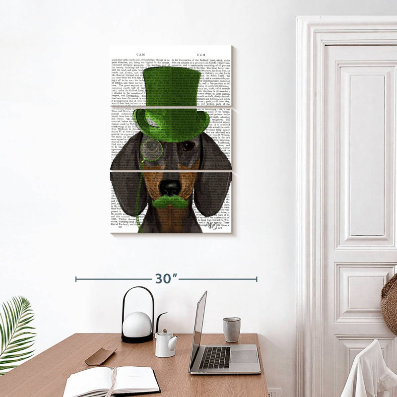 Teckel Brampt avec chapeau vert, brun clair, H 32 po x l 20 po