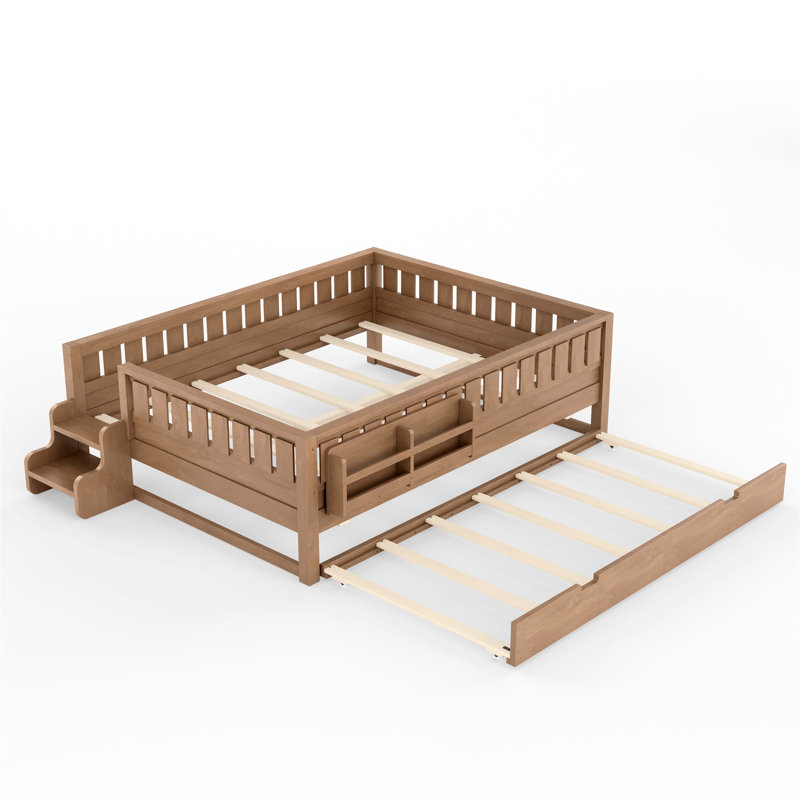 Lit dans la chambre à coucher avec tablettes intégrées et petit escalier, cadre de lit avec rails de sécurité et lit gigogne