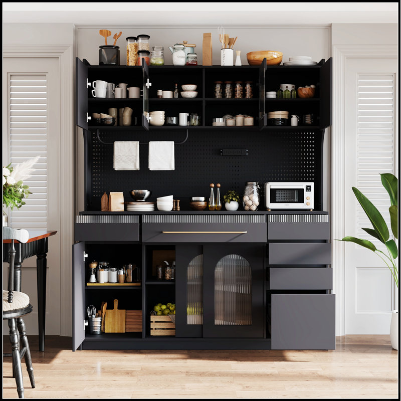 Buffet autoportant de 63 po de largeur avec huche, grande armoire de rangement pour bar à café, 6 tiroirs, 5 armoires, tablettes réglables, panneau perforé et prise de courant