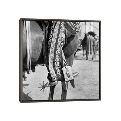 « pendant années 1930 details of traditionnel charro cowboys », chap brodé spurss en cuir en chevaux ensley mexique», reproduction de photo sur toile tendue