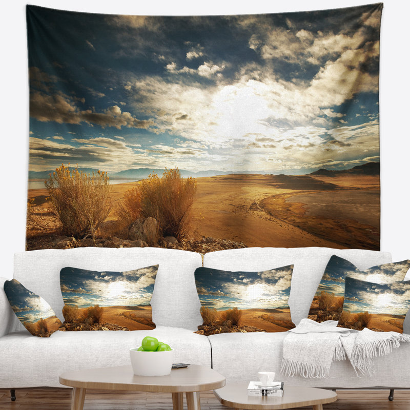 Tapisserie paysage prairie sous les nuages lourds, H 32 po x l 39 po