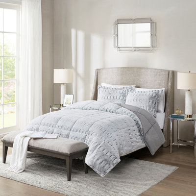Couette en fausse fourrure grise pour lit simple/simple XL, garnie et douce au toucher, avec housse extérieure réversible en vison et taies d'oreiller assorties.