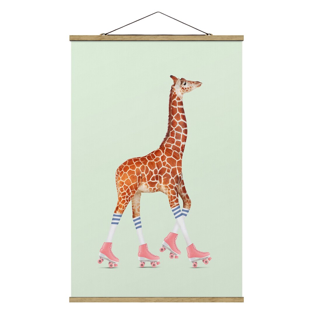 Stoffbild Mit Posterleisten - Jonas Loose - Giraffe Mit Rollschuhen - Quadrat 1:1