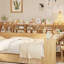 Lit double en bois avec rangement spacieux et bureau pour le salon chic-121105179