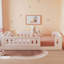 Lit plateforme simple en bois blanc avec garde-corps-119371824