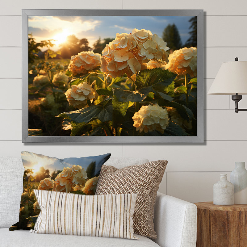 Yellow Hydrangea Field, Cadre simple argenté, H 34 po x l 44 po x P 1,5 po