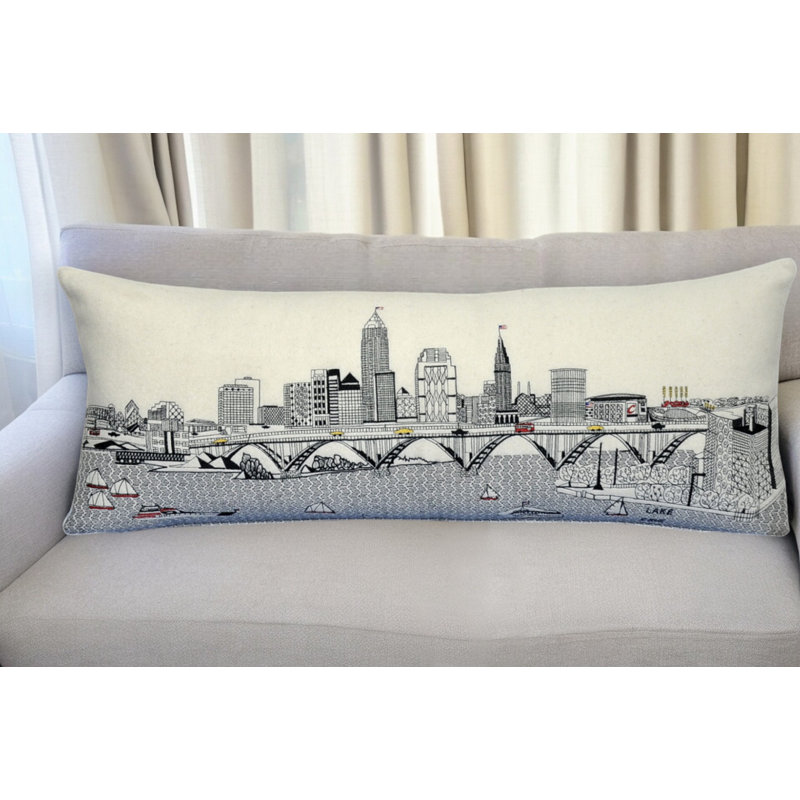 Coussin décoratif noir Cleveland Nighttime Skyline, 14 po x 35 po, Crème