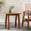 Fauteuil club d'extérieur en bois avec coussins bleus, fini, résistant aux intempéries, convenant aux espaces de terrasse élégants et imperméables