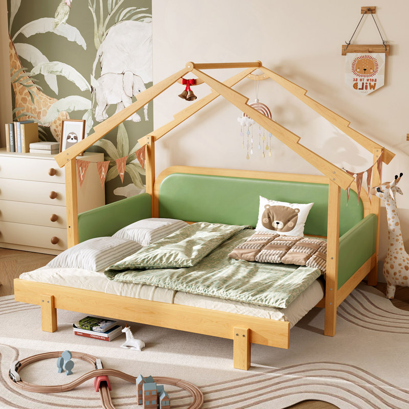 Lit en bois dans une cabane dans les arbres avec rails à coussin moelleux