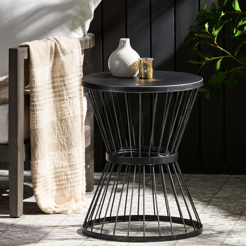 Table d'extérieur sophistiquée en noir mat - côté en fer avec des lignes épurées pour des boissons au design décontracté