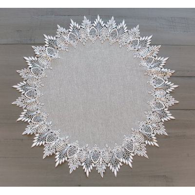 Grand napperon en dentelle argentée sur fond argenté Earth Tone (dessus de table rond de 24 po)