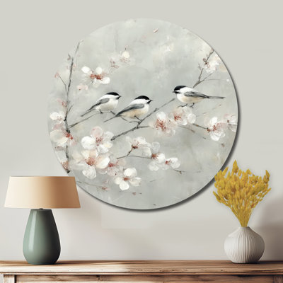Inséparables chantant sur une branche de fleur de cerisier - art mural rond en métal à motif floral