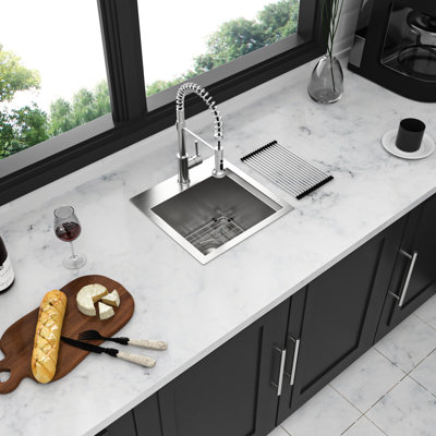 Évier de cuisine encastré de 38 cm (15 po), acier inoxydable calibre 18, cuve unique, revêtement protecteur, conception inclinée autour de la bonde, drainage complet, rebords, usage polyvalent, ensemble de vidange, fond