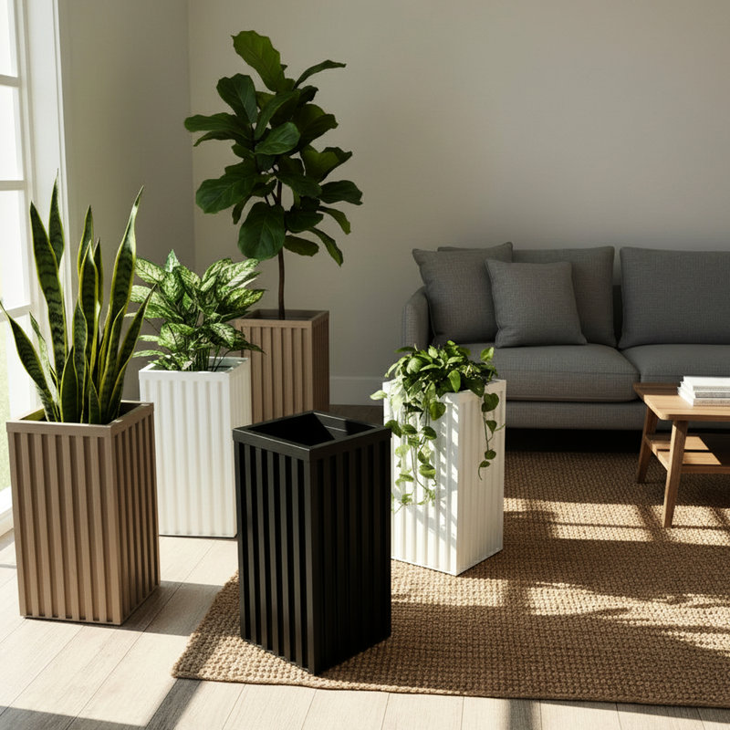 Pot de fleurs gris carré Grove, aluminium léger conçu pour une utilisation durable, ouverture de drainage prédécoupée, finition thermolaquée de couleur unie et bois moderne, plateau intérieur réglable