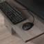 Bureau d'ordinateur élégant avec plateau à clavier ergonomique et grand espace de rangement pour une utilisation efficace au bureau à domicile