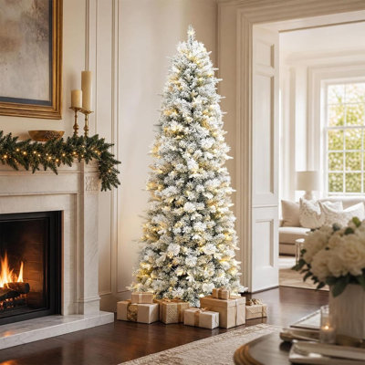 Sapin de Noël pré-éclairé avec sapin de Noël noble de 4,5 à 9 pi, mince arbre de Noël artificiel compact avec lumières DEL blanc chaud, embouts de branches réalistes en PVC et support en métal pliable pour la décoration de maison de coin