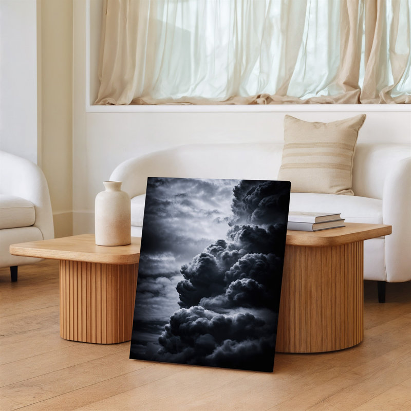 Toile, un ciel monochromatique dramatique rempli de nuages tourbillonnants et tourbillonnants mettant en vedette un art mural, une gamme de gris profonds et de noirs