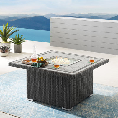 Table de foyer d'extérieur au propane avec plateau en céramique / carrelage et base en osier et réservoir de carburant caché