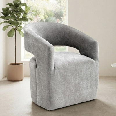 Fauteuil demi-tonneau en tissu texturé gris clair Ultear avec base piédestal sculptée et roulettes