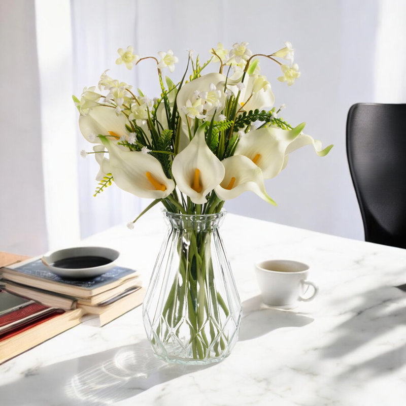 Arrangement de fleurs de lys mixtes avec bourre dans un vase en verre transparent , Blanc