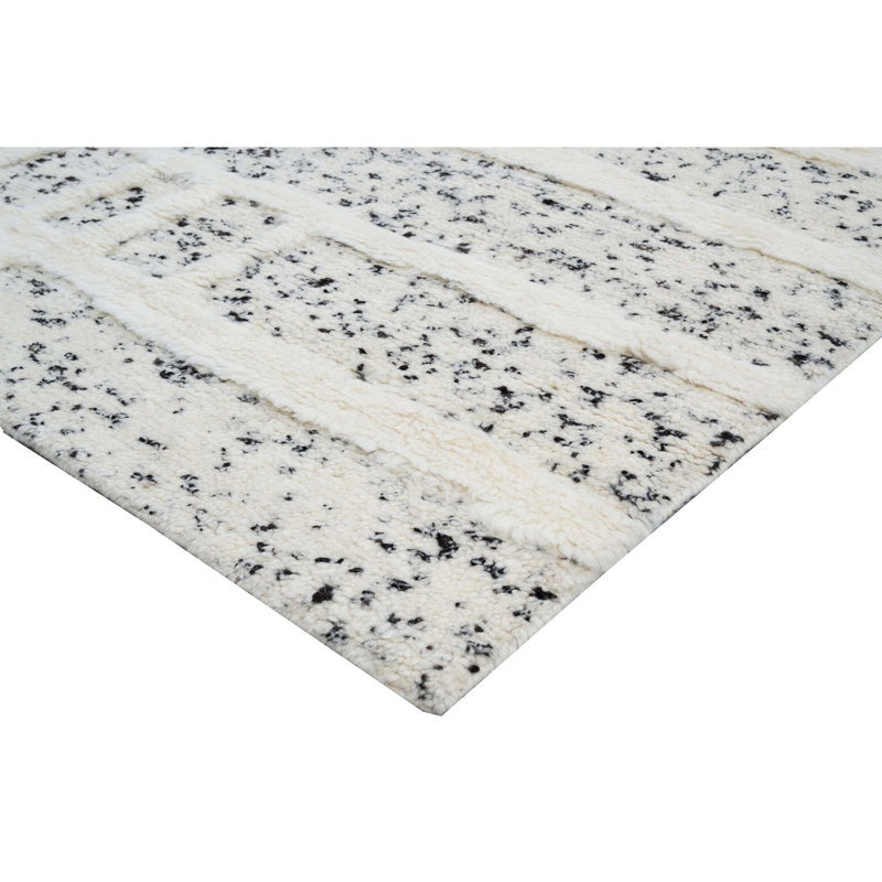 Wool Geomatric Area Rug in Black/White, Rectangle 6' x 9'