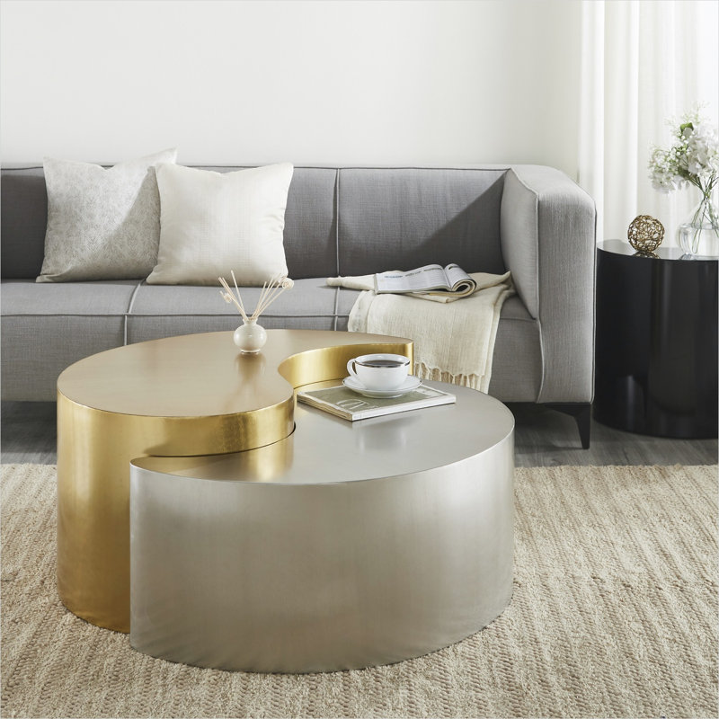 Table basse de 23 pouces avec design Yin-Yang novateur, structure en fer thermolaqué or et argent, style contemporain moderne