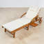 Ensemble de 2 chaises longues d'extérieur, dossier et repose-pieds réglables, bois massif, accoudoirs courbés, patio contemporain près de la piscine-197014676