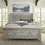 Ensemble de chambre avec grand lit à panneaux et deux tables de chevet Haylee-581470565