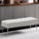 Banc en cuir capitonné moderne Lora de 44 po de largeur avec pieds en métal Lora