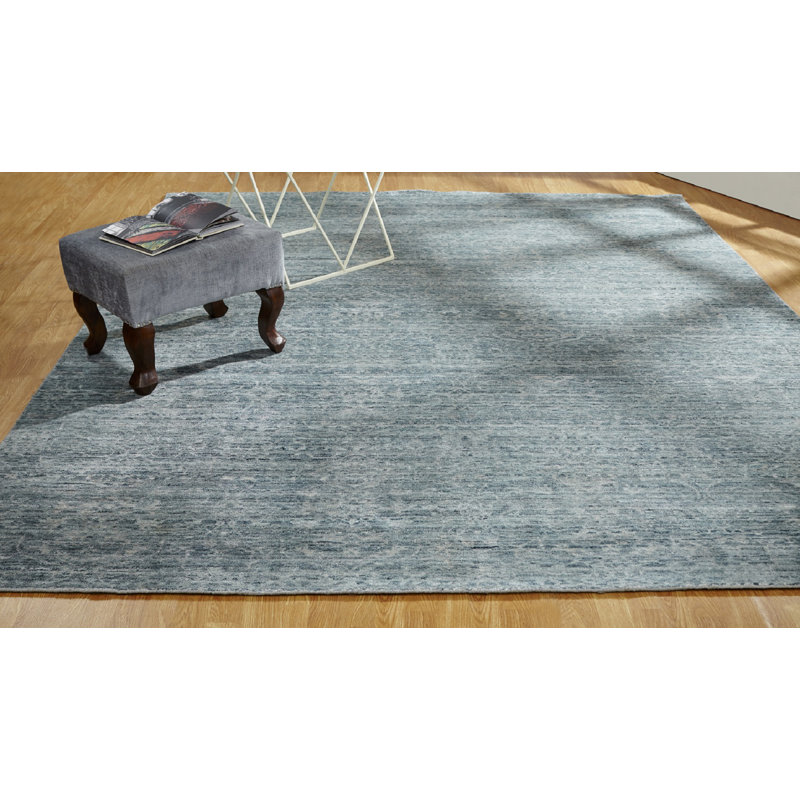 Bezout Floral Area Rug in Gray, Rectangle 2' x 3'