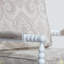 Fauteuil Spindle, finition blanche, tissu cachemire taupe