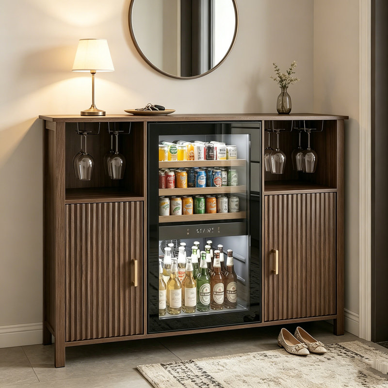Buffet-bar à café cannelé brun de 135 cm avec compartiment mini-réfrigérateur, casier à vin amovible et tablettes ajustables